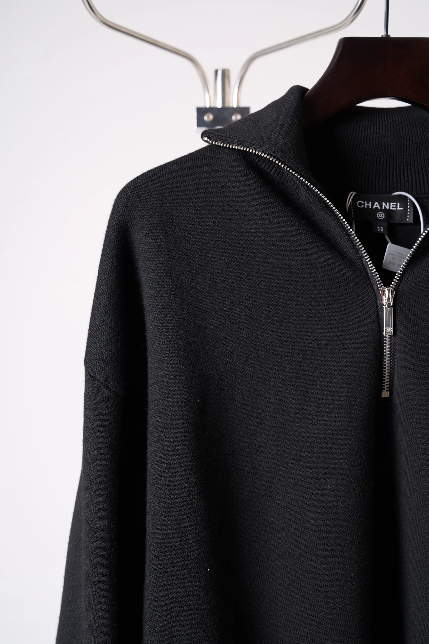 [In-Stock] CHANEL/Chanel Stand Collar Wool and Silk Logo Logo Pullover Sweater [In Stock] 36 38 40 42 Authentic 28,000 purchase and development, 46-count wool blended double-ply yarn, imported from Germany (SOTO) loom, hand-stitched logo, wool enzyme washing, customized 1:1 hardware, customized 1:1 zipper, customized 1:1 trademark, fitted version, hand washing recommended (this product is made of wool and is not easy to machine wash)